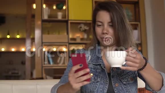 咖啡时间女性使用手机喝咖啡视频的预览图