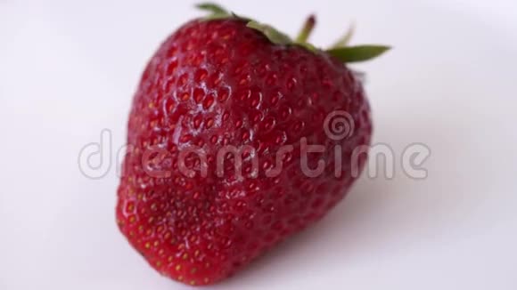 轮作新鲜草莓隔离白色背景视频的预览图