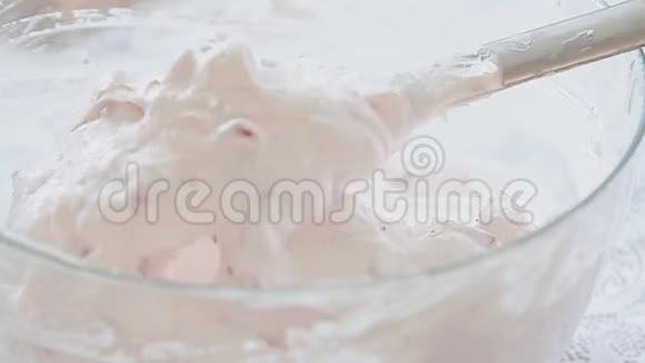 用奶油和蓖麻干酪折叠糖霜视频的预览图