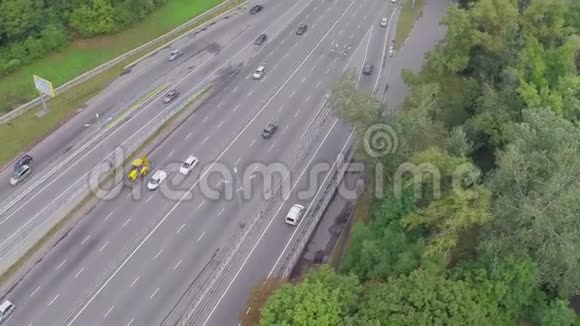 在繁忙的城市高速公路上快速行驶汽车交通鸟瞰视频的预览图