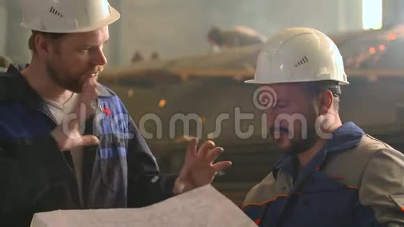 两位工程师在重工业工厂探索和讨论项目的肖像焊接背景视频的预览图