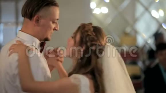 一对年轻漂亮的已婚夫妇在餐馆恋爱的第一支婚礼舞视频的预览图