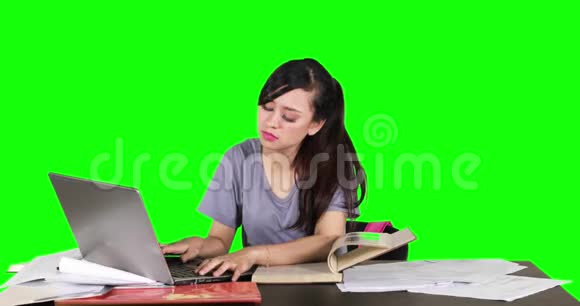 无聊的女学生用笔记本电脑学习视频的预览图