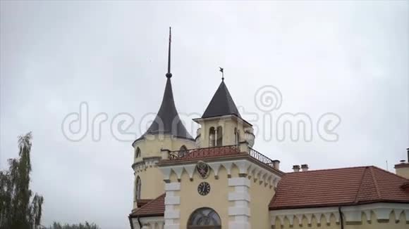 阴天的城堡建筑视频的预览图