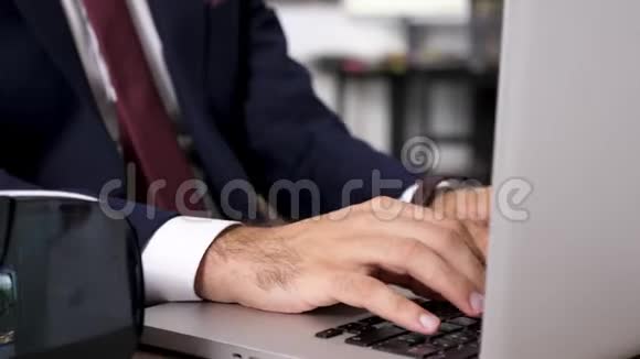 关闭商人手在电脑键盘上打字视频的预览图