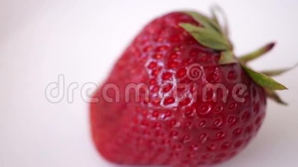 轮作新鲜草莓隔离白色背景视频的预览图
