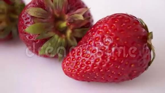潘草莓在白色背景下分离视频的预览图