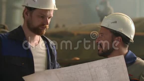 两位工程师在重工业工厂探索和讨论项目的肖像焊接背景视频的预览图