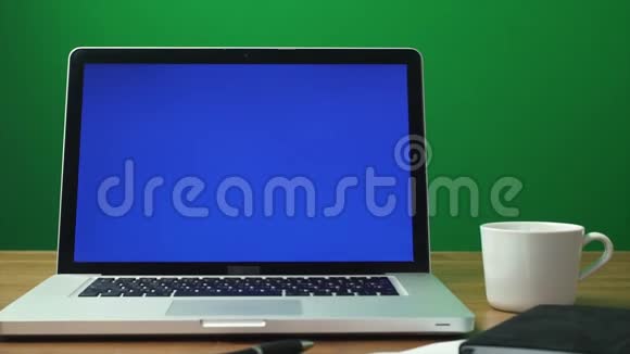 笔记本电脑桌面上有绿色屏幕和黑色记事本绿色屏幕背景视频的预览图