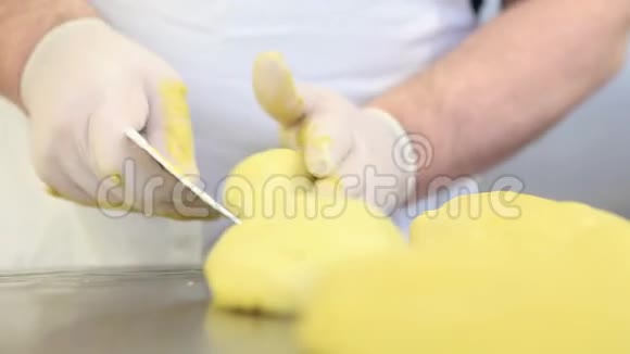 糕点厨师手为复活节蛋糕鸽子准备面团视频的预览图