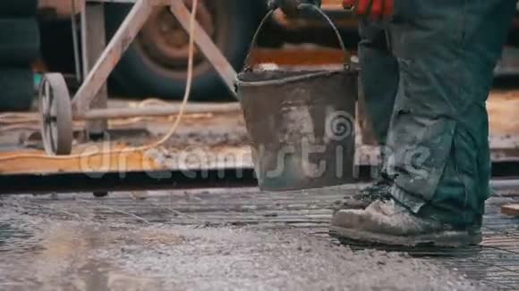 用水泥桶在施工现场浇筑混凝土慢动作视频的预览图