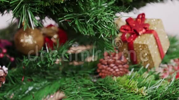 装饰圣诞树彩球潘潘视频的预览图