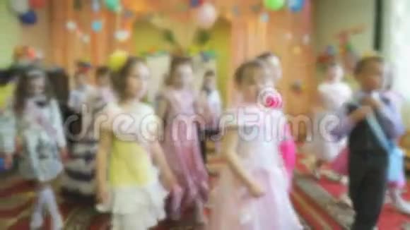 孩子们在幼儿园跳舞唱歌视频的预览图