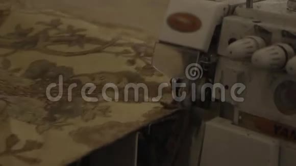 缝纫机使家具厂的护套接缝视频的预览图