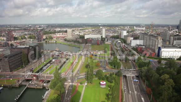 从鹿特丹运河上的电视塔上看视频的预览图