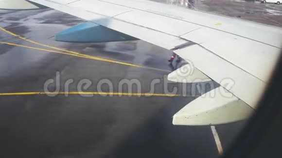 飞机通过窗户滑行视频的预览图