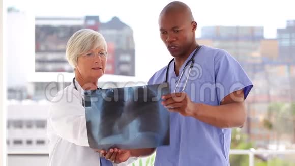 微笑的医生检查胸部X光视频的预览图