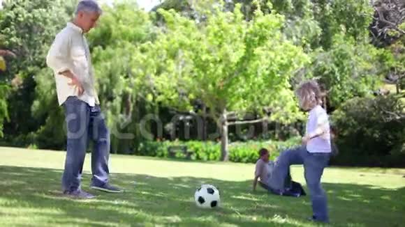 父亲和他的孩子们踢足球视频的预览图