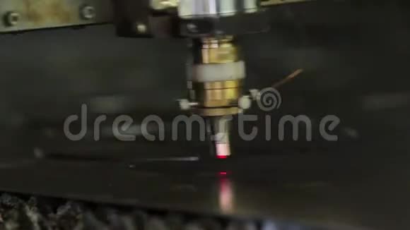激光切割带有火花的金属片视频的预览图