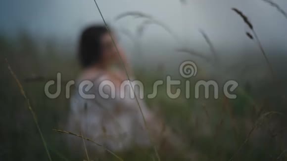 美丽的女孩穿着白色连衣裙在相机上摆姿势视频的预览图
