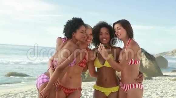 四个女人在拍照视频的预览图