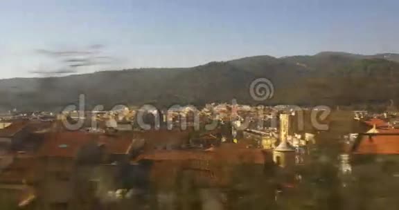 阳光明媚的西班牙城镇火车乘坐窗口观看4k西班牙视频的预览图