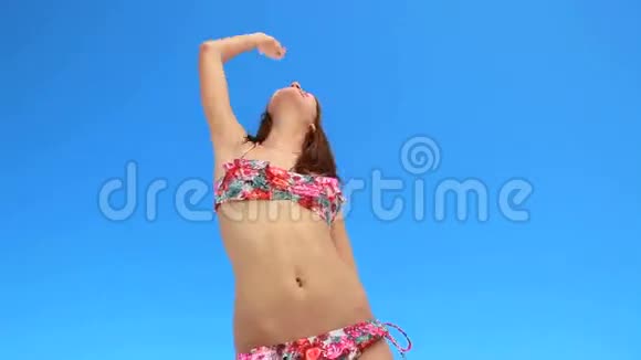 穿着比基尼在海滩跳舞的女人视频的预览图