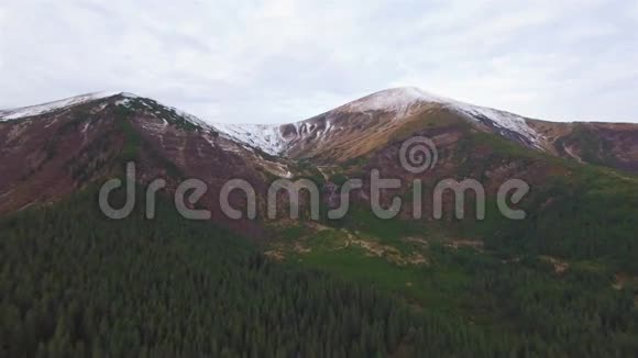 喀尔巴阡山脉冬季山峰的鸟瞰图视频的预览图