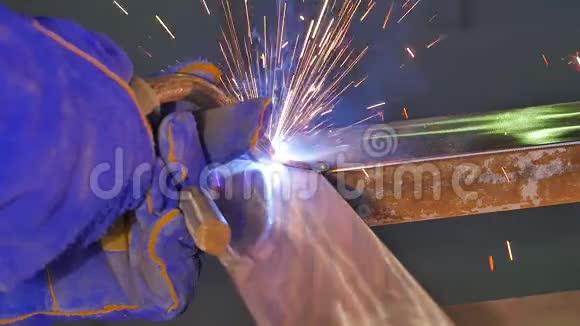 金属焊接有火花和烟雾工人带防护面罩焊接金属焊工连接金属部件一个过程视频的预览图