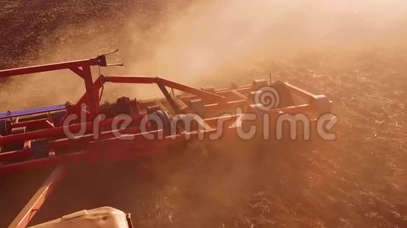 农民在拖拉机上耕作稳耕慢作俄罗斯农业土壤与播种机耕作土地视频的预览图