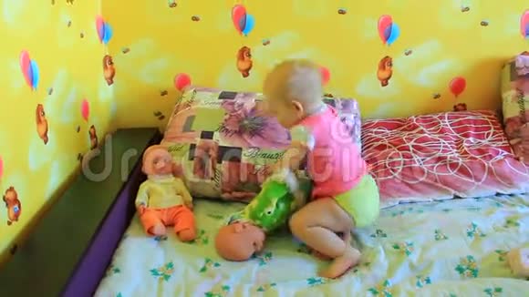 小宝宝玩她的娃娃视频的预览图