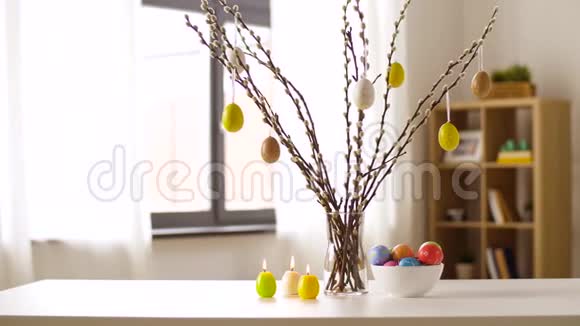 复活节彩蛋柳树和蜡烛在家燃烧视频的预览图