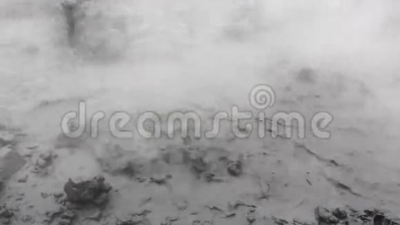 堪察加火山活动火山口沸腾热泥壶的景观视频的预览图