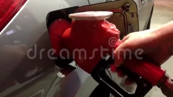 在加油站加油汽车油箱视频的预览图