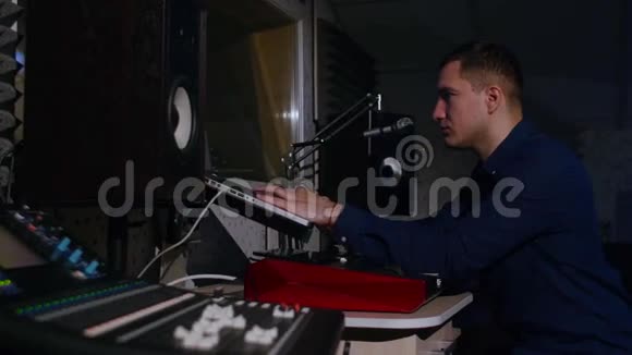 4KYoung音响工程师在录音室使用笔记本电脑在混合台视频的预览图