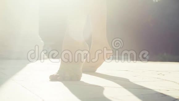 一个女人光着脚在石头地板上跳舞视频的预览图