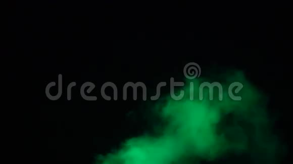 绿色烟雾在黑色背景下移动视频的预览图
