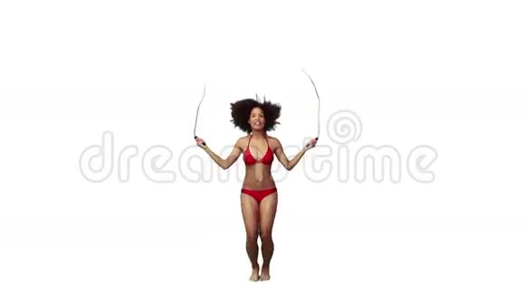 一个穿比基尼的女人正在用跳绳视频的预览图