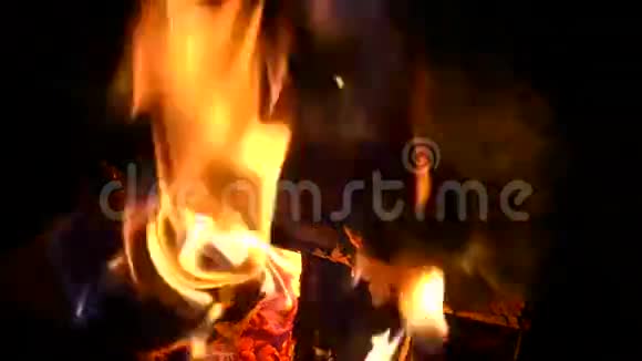 晚安在滚烫的柴火炉中视频的预览图