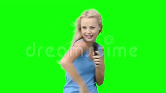 金发女人边唱歌边指着边跳舞视频的预览图