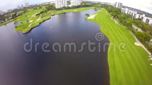飞过高尔夫球场视频的预览图