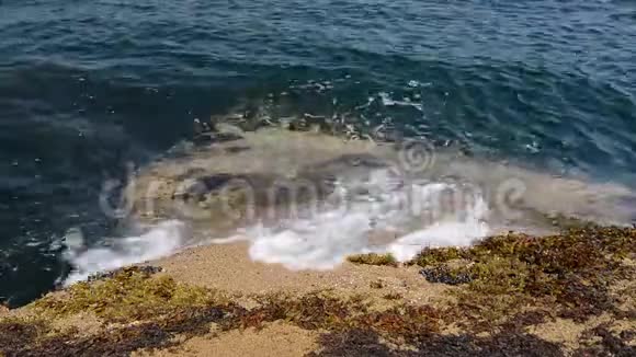 海水冲刷的岩石特写视频的预览图