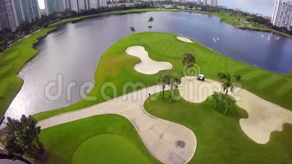 飞过高尔夫球场视频的预览图