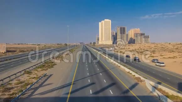 在日落前从阿治曼到迪拜的一个大城市的高速公路运输概念视频的预览图