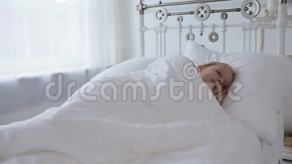 睡在床上的小女孩视频的预览图