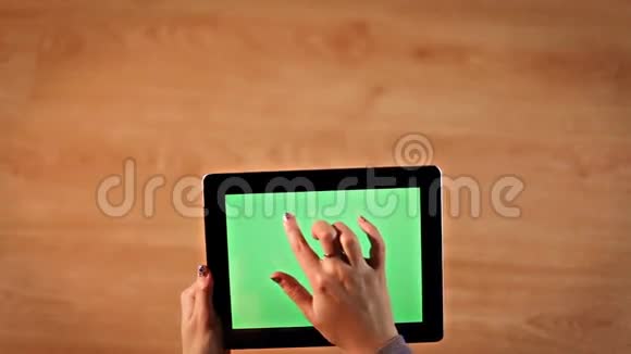 俯视图女性绘制绿色屏幕数字平板电脑视频的预览图