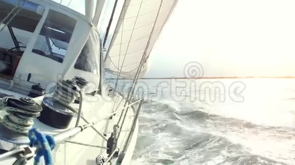 在帆船上航行视频的预览图