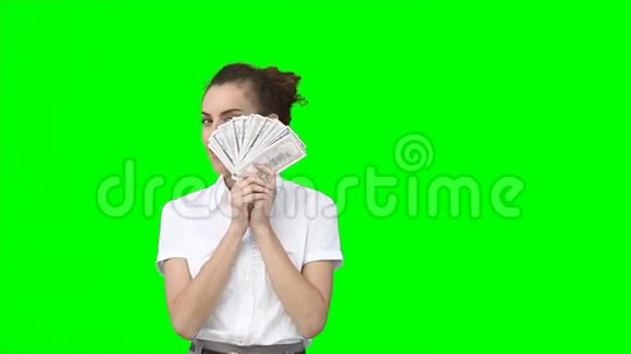 一个女人把脸藏在钱迷身后视频的预览图
