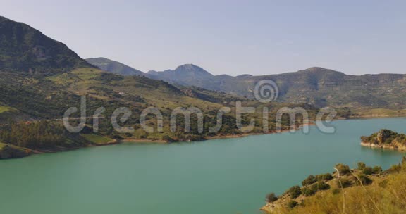 晴天美丽的山湖4k西班牙视频的预览图