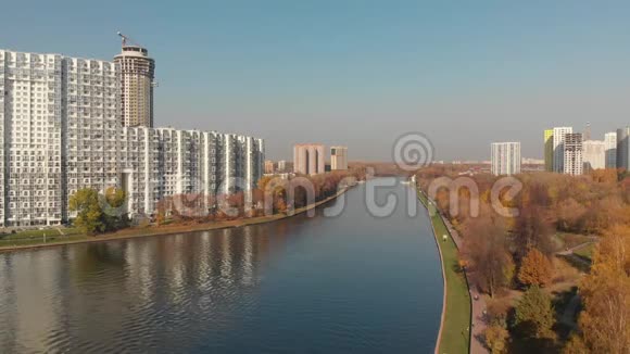 从俄罗斯Khimki的莫斯科运河上方看视频的预览图